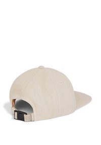 Beige baseballcap med flad skygge, lavet af bomuldsstof. Har justerbar rem bagpå med en plastikspænde og ventilationshuller.