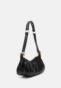 Czarna skórzana torebka o zaokrąglonym kształcie. Posiada złote elementy ozdobne oraz teksturowany pasek z ćwiekami. Widoczne zapięcie na suwak.