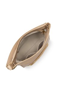 Beige leren handtas met een ritssluiting, met een ruime binnenkant en accenten van goudkleurig hardware, gedeeltelijk geopend om de voering te onthullen.