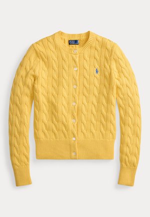 Cardigan à manches longues en maille torsadée jaune, col rond, boutonné sur le devant, avec un petit logo Polo Ralph Lauren brodé en bleu sur la poitrine.