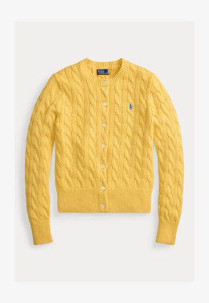 Gul kabelstrikket cardigan med lange ermer, rund hals, knapper foran, og liten blå brodert Polo Ralph Lauren-logo på brystet.