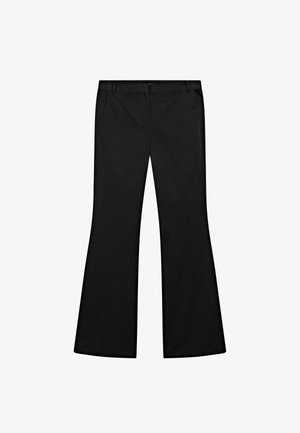 Schwarze weite Hose aus glattem Stoff, mit hohem Bund, seitlichen Taschen und einem weiten Bein, das nach außen ausgestellt ist.