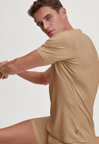 Calida NATURAL COOLING KURZARM- V-NECK - Hemd - invisible