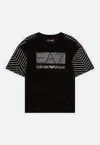 Camiseta de algodón negra con mangas cortas, que presenta un gran logotipo gráfico gris y líneas geométricas blancas en contraste en los hombros.