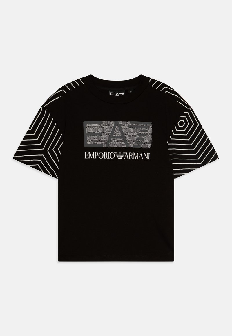 T-shirt nera in cotone con maniche corte, caratterizzata da un grande logo grafico grigio e linee geometriche bianche a contrasto sulle spalle.