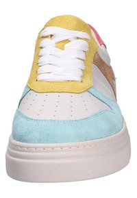 Sneaker multicolore con base in pelle bianca e dettagli in suede blu, giallo, marrone chiaro e rosa, e lacci bianchi.