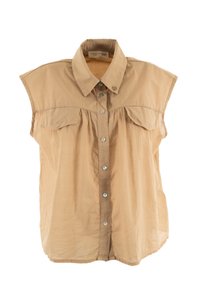 Camisa de manga corta beige con cuello tipo desplegable, dos bolsillos en el pecho y cierre de botones. Fabricada con un tejido ligero de textura suave.