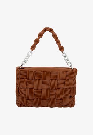 Bolso de silicona tejido de color marrón con un asa trenzada. Presenta herrajes metálicos en plata y una forma rectangular con acentos texturizados.