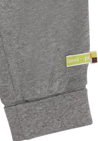 Grijs katoenen kledingstuk met een geribde manchette. Bevat een klein groen label met "loud + pr" en kleurrijke accenten op de rand. Zachte textuur.