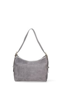 Borsa a tracolla in suede grigio con una superficie liscia, forma curvata e una singola tracolla. Presenta un design minimalista e dettagli di cucitura sottili.