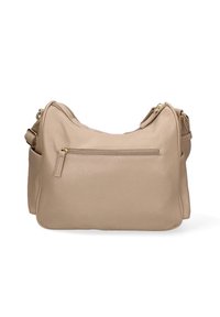 Borsa a spalla in pelle beige con superficie testurizzata, doppi scomparti con zip e tasca frontale con zip. Presenta dettagli in metallo dorato e tracolla regolabile.