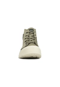 Wysokie sneakersy w oliwkowozielonym kanwasie z czarnymi akcentami, wyposażone w okrągłe sznurowadła, wyściełaną podeszwę oraz teksturowaną osłonę palców.