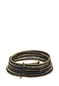 Armband i lager av svarta och metalliska guldpärlor, med varierande texturer och mönster samt en säker knytning.