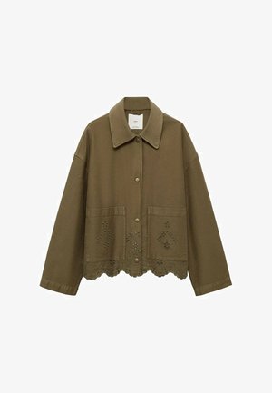 Olivnozeleni bombažni jakna s kragnom, zapenjanjem na gumb, dvema sprednjima žepoma in valovitim robom, ki se ponaša z izsekanimi cvetličnimi vzorci.