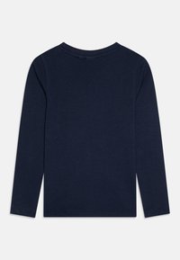 Mornarica majica dugih rukava, mekani pamučni materijal, okrugli izrez, čista obruba, minimalistički dizajn, bez vidljivih uzoraka ili akcenata.