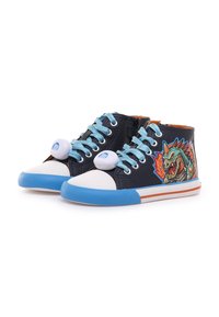 Sneakers alte con tomaia sintetica blu scuro, punta bianca, lacci azzurri e una vivace grafica di dinosauro sul lato.