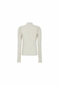 Top turtleneck bej deschis, cu mânecă lungă, realizat dintr-un material moale, având umeri pliați și o margine zimțată la mâneci.