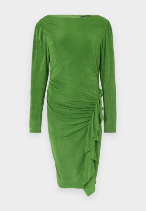 Vestido largo verde de manga larga hecho de tela texturizada, con una silueta ajustada que presenta fruncidos y un detalle de volantes en un lado. Escote liso.