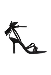 Schwarze Riemchen-High-Heelsandale mit einer Schleifenakzent, glatter Textur, schlanken Riemen und einer spitzen Zehenpartie auf einem konischen Absatz.