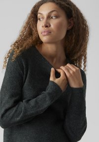 Vero Moda VMDOFFY O NECK DRESS - Obleka/pulover - pine grove