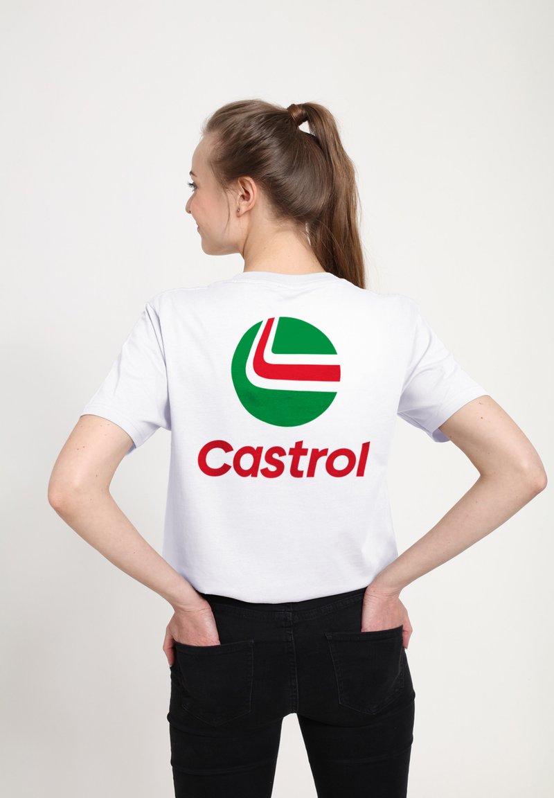 Bílý bavlněný tričko s motivem zeleného kruhového loga s červenými a bílými akcenty a textem "Castrol" tučným červeným písmem na zadní straně.