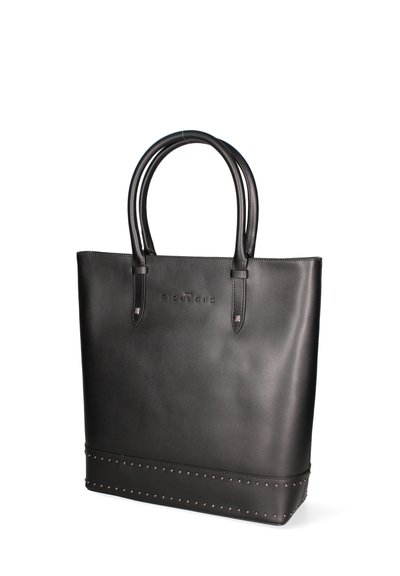 Sac fourre-tout en cuir noir avec deux poignées, texture lisse, détail clouté au fond et marquage en relief à l'avant. Forme rectangulaire.