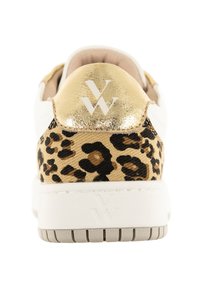 Baskets blanches avec un talon métallique doré et un panneau en imprimé léopard, dotées d'une surface texturée et d'un détail de logo sur le capuchon du talon.