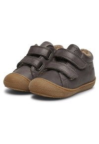 Scarpe in pelle grigia con due cinturini in velcro, fodera beige e suola in gomma strutturata con punta arrotondata.
