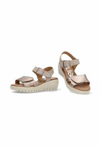 Sandalias de cuña en cuero metálico beige con correa de tobillo ajustable, tira de dedos dividida y suela de goma texturizada para mayor agarre.