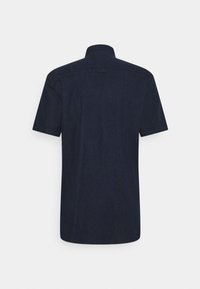 Kortärmad skjorta i mörk denim med klassisk krage, med en slät yta och ren finish utan synlig märkning eller mönster.