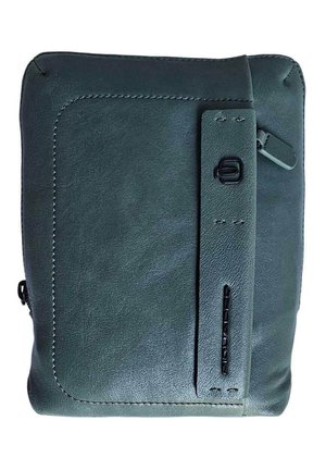 Borsa in pelle verde con texture liscia, forma rettangolare, chiusura con zip e dettaglio della tracolla frontale con logo e accenti di cucitura.