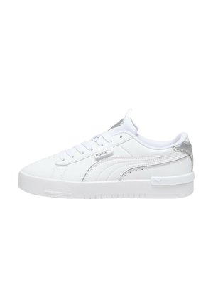 Sneakers sintetici bianchi con una finitura liscia, dotati di un accento argentato testurizzato sul tallone e di una suola in gomma testurizzata per una presa migliore.