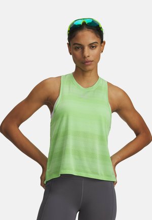 Camiseta deportiva de malla verde claro con un corte holgado y escote redondo, combinada con mallas gris oscuro. Presenta una textura transpirable.