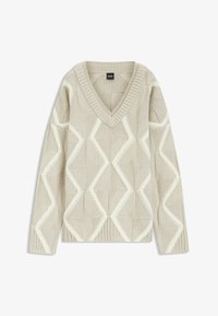 Suéter beige de punto con cuello en v, que presenta un patrón de diamantes texturizado en color blanco roto. Mangas largas y puños y bajo acanalados.