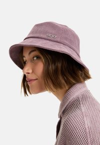 Lila corduroy emmerhoed met een brede rand, voorzien van een subtiele ROXY-logo aan de voorkant. De textuur is zacht en geribbeld.