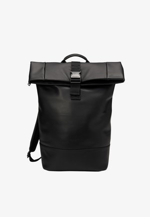 Czarny plecak z zamknięciem typu roll-top z przodu na klamrę i wyściełanymi paskami na ramiona, wykonany z gładkiego, matowego materiału.