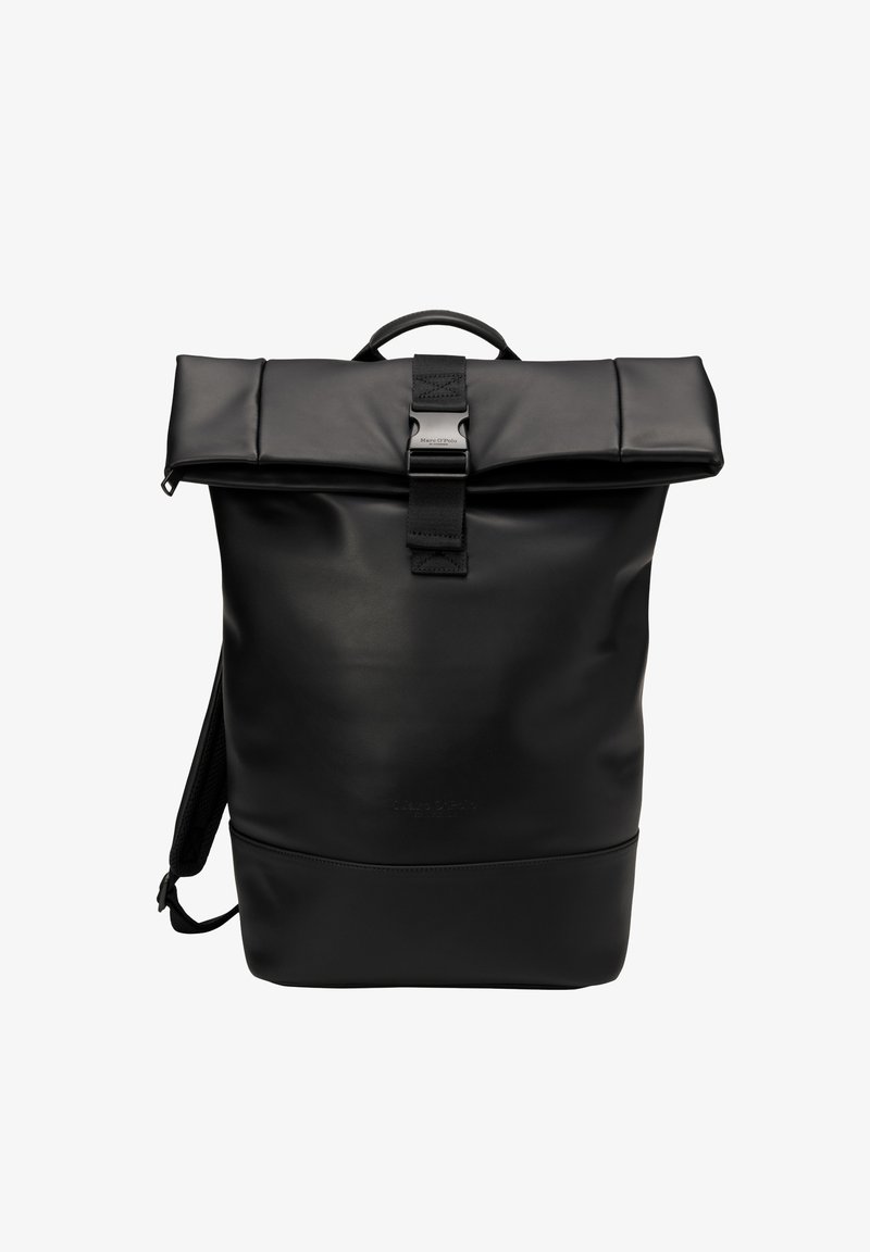 Czarny plecak z zamknięciem typu roll-top z przodu na klamrę i wyściełanymi paskami na ramiona, wykonany z gładkiego, matowego materiału.