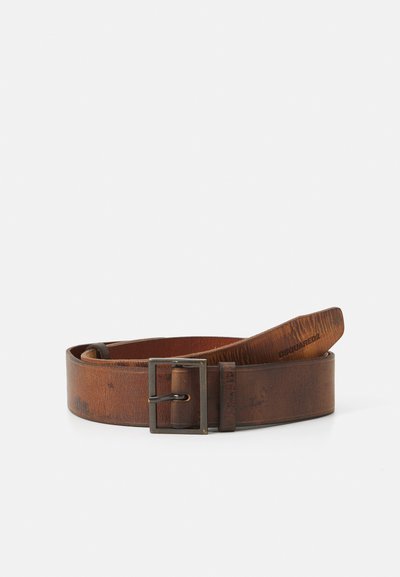 Ceinture en cuir marron avec une surface texturée, boucle en métal argenté et marquage imprimé à l'intérieur. Elle possède un design classique et une longueur ajustable.