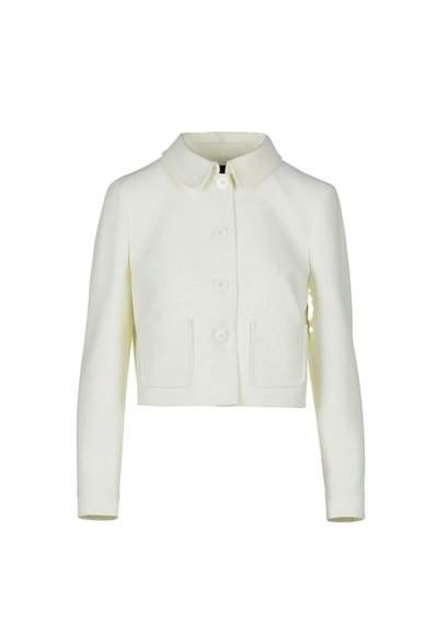 Skraťaná biela bunda s okrúhlym golierom, piatimi veľkými gombíkmi a dvoma prednými vreckami. Hladká textúra a upravený strih.