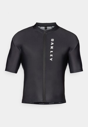 Kratka kolesarska majica s kratkimi rokavi, izdelana iz črnega, gladkega materiala. Ima sprednji zadrgo in na levi strani natisnjen napis "OAKLEY" v beli barvi.
