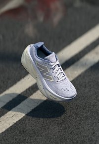 Lys lilla treningssko med mesh-overdel, polstret krage og gummisåle. Har ventilasjonshull og "Fresh Foam" merkevare på siden.