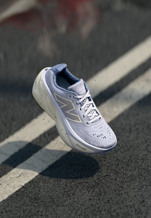 Zapatilla deportiva de color púrpura claro con parte superior de malla, cuello acolchado y suela de goma. Presenta orificios de ventilación y la marca "Fresh Foam" en el costado.
