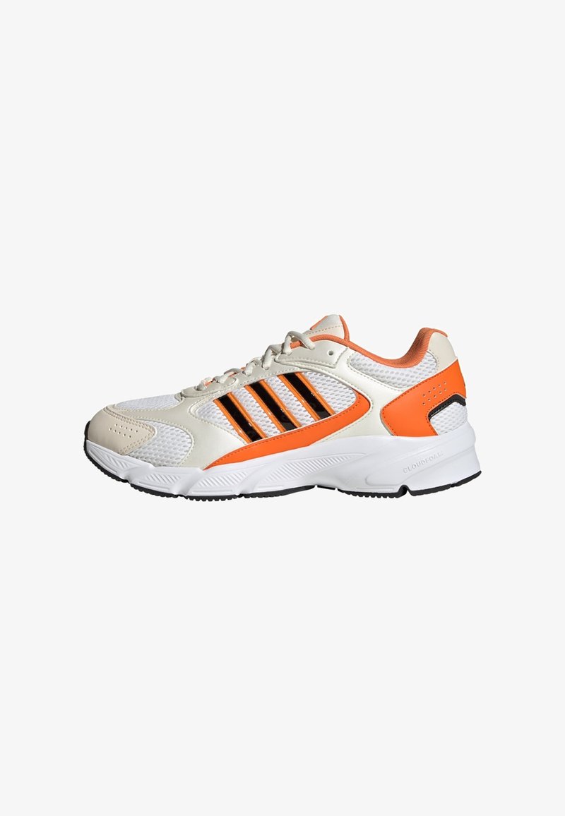Baskets présentant une tige en mesh blanche avec des accents orange et noir, une semelle épaisse, et trois bandes noires sur le côté.