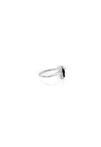 Anillo de plata con un centro de gema negra, rodeado por un halo de diamantes. La banda es elegante y pulida con un detalle mínimo.
