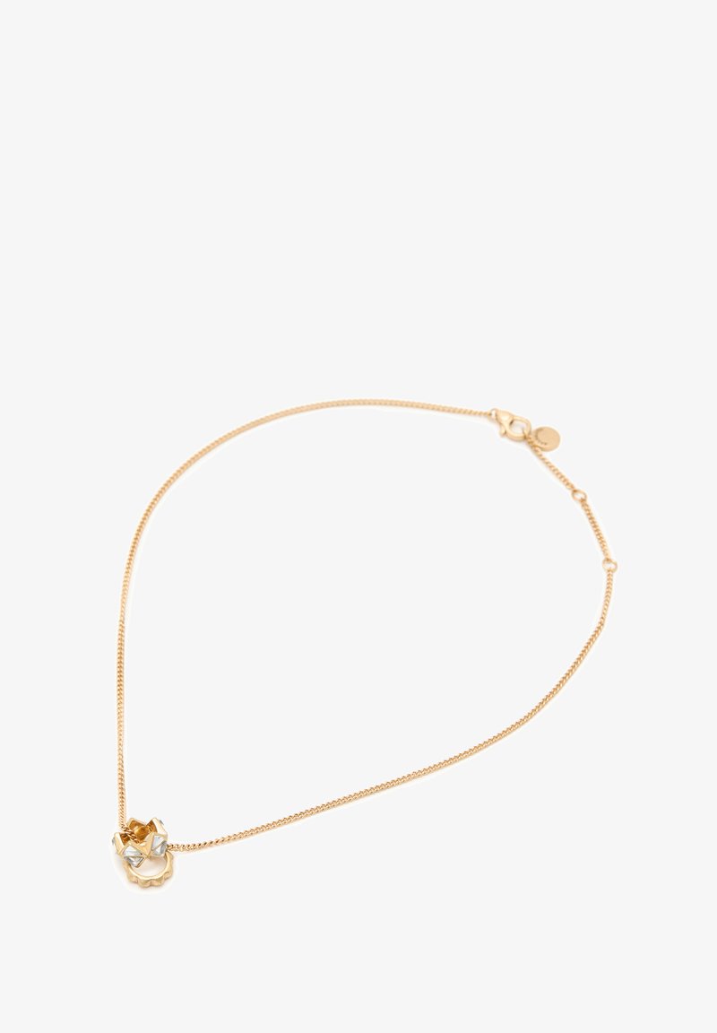 Gouden ketting met een bloemdruppel hangertje, voorzien van heldere en amberkleurige kristallen, een gladde textuur en een kreeftsluitingen.