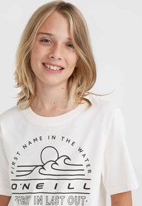 Camiseta blanca de algodón con un diseño gráfico negro que muestra olas y un sol, y el texto: "PRIMER NOMBRE EN EL AGUA O'NEILL PRIMERO EN ÚLTIMO EN SALIR."