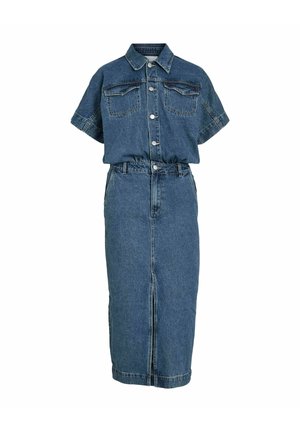 Robe en denim avec un haut de chemise à boutons à manches courtes et une longue jupe, mettant en avant un tissu classique en jean bleu.