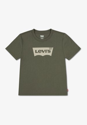 Ciemnozielona koszulka Levi's z krótkim rękawem i beżowym logo Levi's na piersi na jednolitym tle.