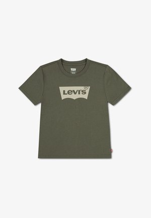 Ciemnozielona koszulka Levi's z krótkim rękawem i beżowym logo Levi's na piersi na jednolitym tle.