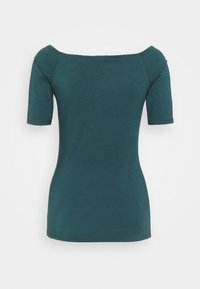 Teal off-shoulder top med korte ærmer, der har en tætsiddende pasform og glat, strækbart stof. Ingen synlige mønstre eller accenter.